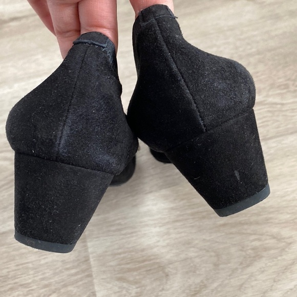 Stuart Weitzman Suede Bow Accent Pumps - Picture 4 of 16